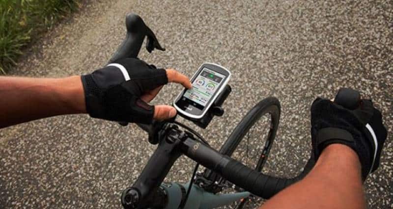 Un vélo de route équipé d'un compteur GPS