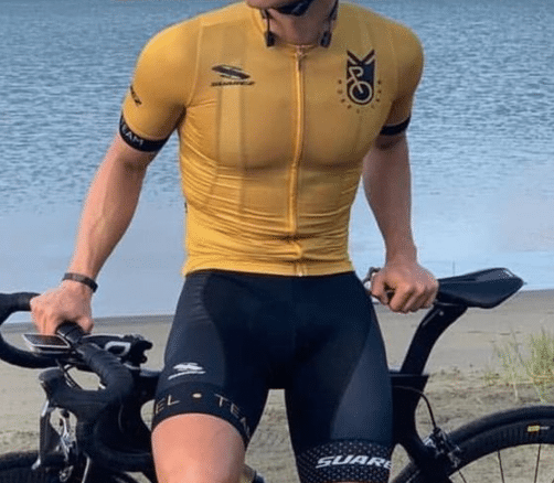 tenue cycliste jaune et noire